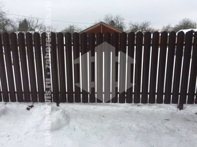 Забор из металлического штакетника с воротами 53 метра