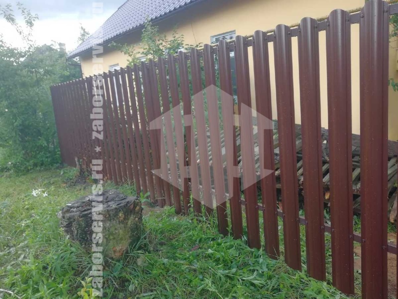 Забор из металлического штакетника коричневый 65 метров