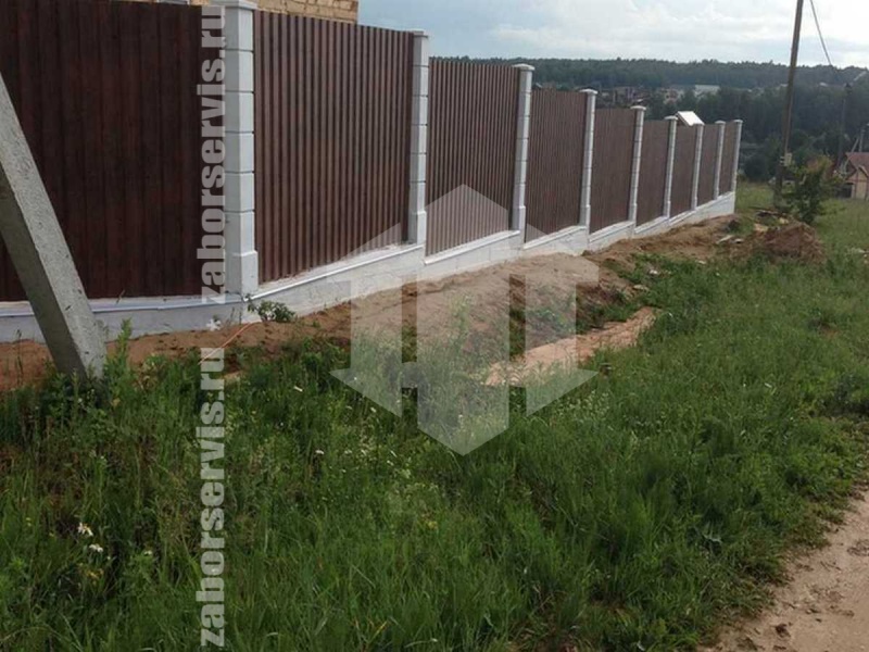 Забор из профнастила под дерево 52 метра