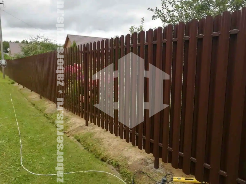 Заборы из металлического штакетника шахматка 85 метров