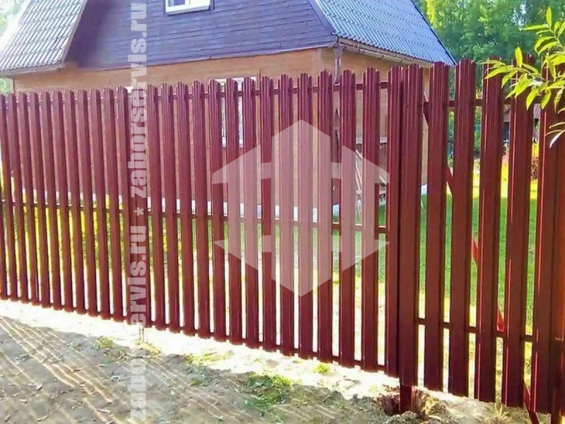 Забор из металлического штакетника красный 43 метра