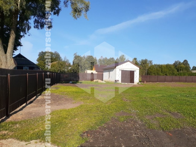 Забор из металлического штакетника с забивными столбами 20 соток