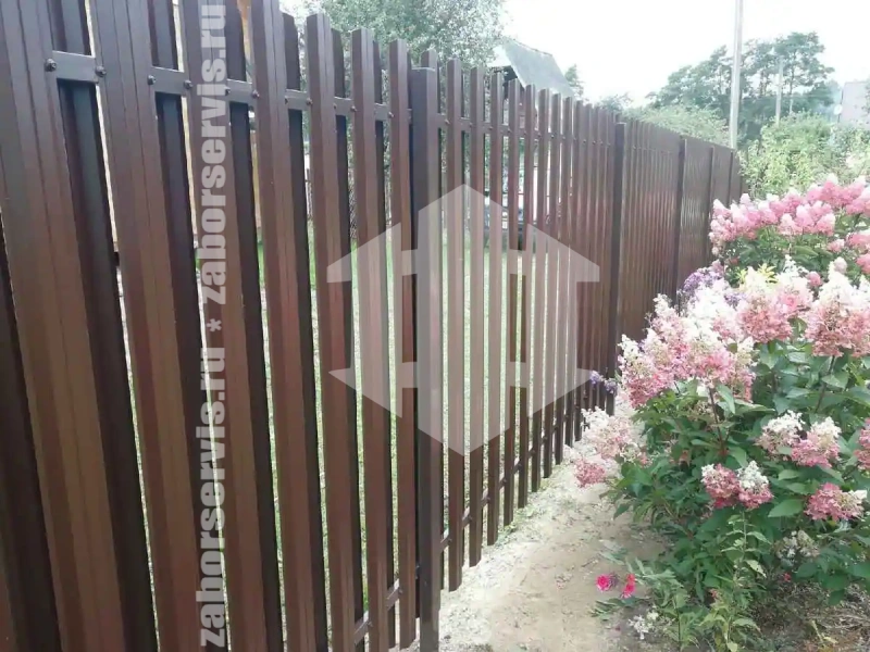 Заборы из металлического штакетника шахматка 85 метров