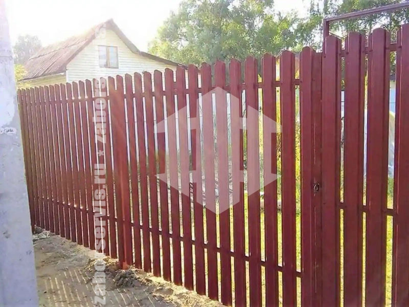 Забор из металлического штакетника красный 43 метра