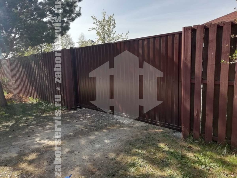 Забор из металлического штакетника с воротами 49 метров