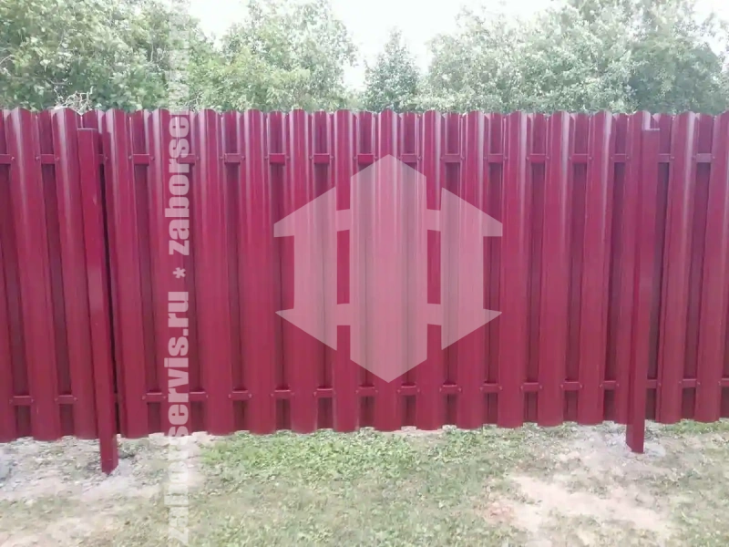 Заборы из металлического штакетника шахматка 73 метра