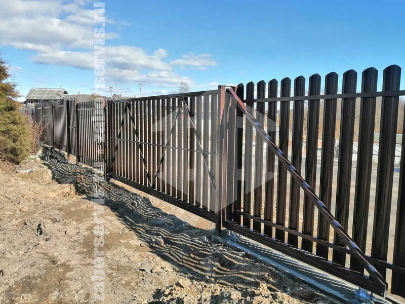 Забор из евроштакетника с утрамбовкой щебнем 162 метра