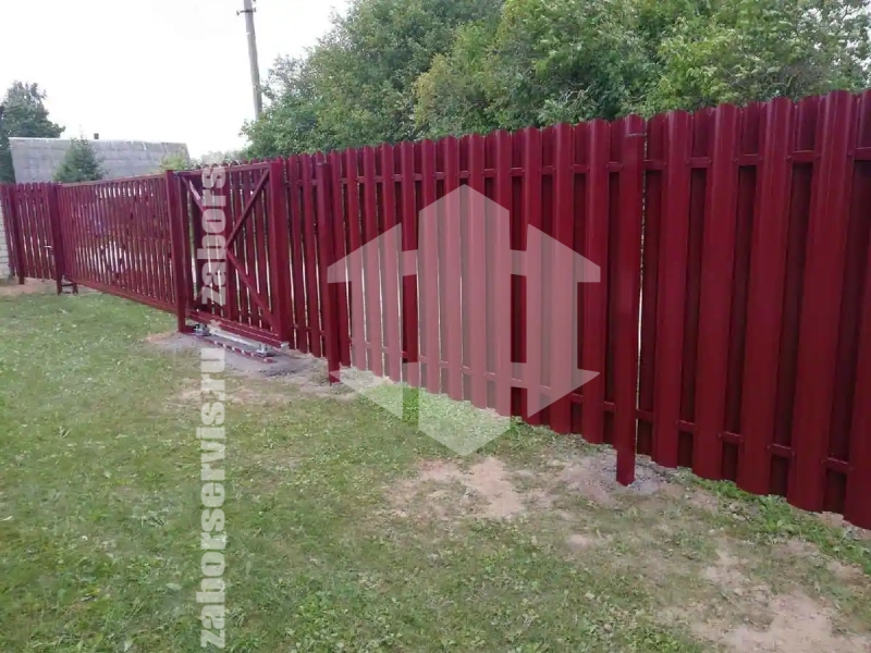 Заборы из металлического штакетника шахматка 73 метра