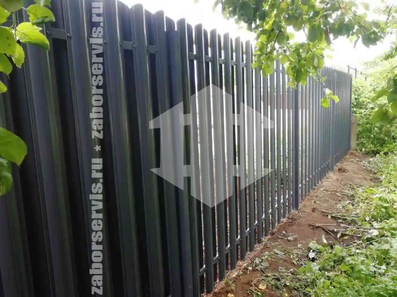 Заборы из металлического штакетника шахматка 50 метров