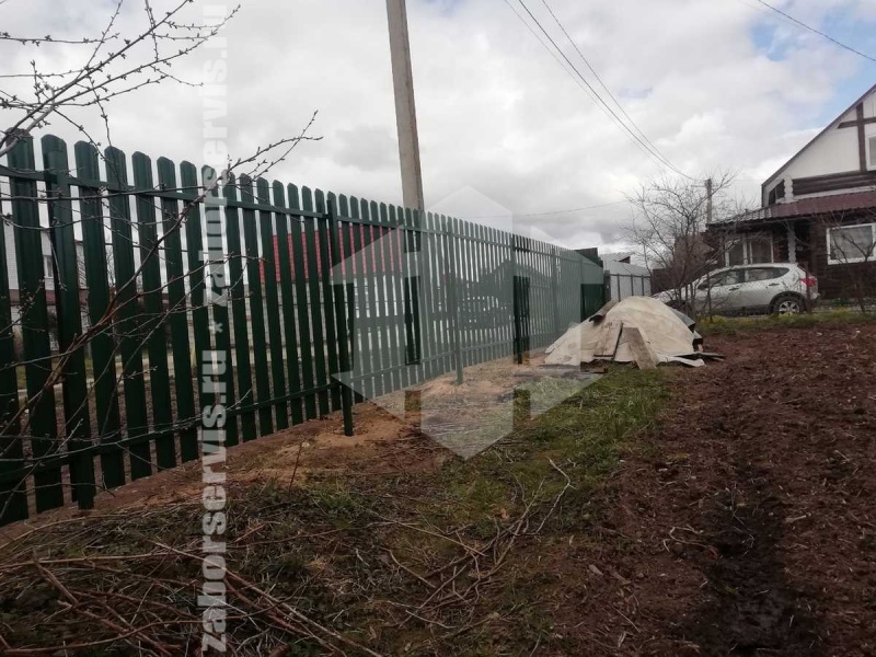 Забор из металлического штакетника зелёный 38 метров