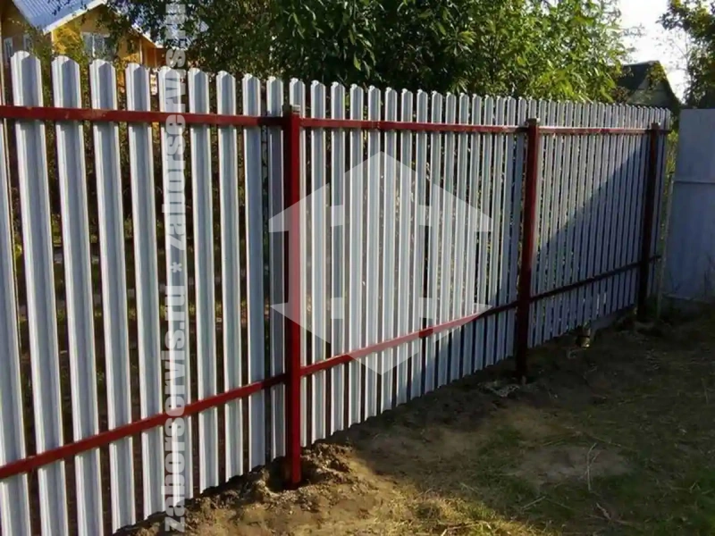 Забор из металлического штакетника красный 43 метра