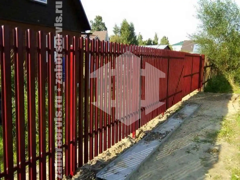Забор из металлического штакетника красный 43 метра