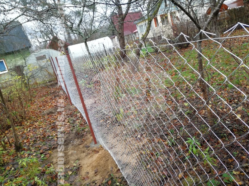 Забор из сетки рабицы в натяг с протяжкой арматуры 20 соток
