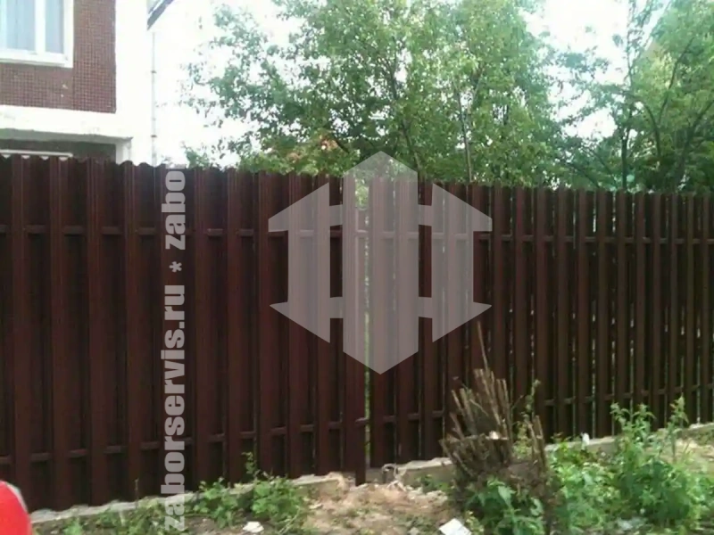 Заборы из металлического штакетника шахматка 76 метров