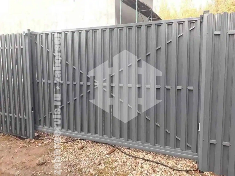 Заборы из металлического штакетника шахматка 83 метра