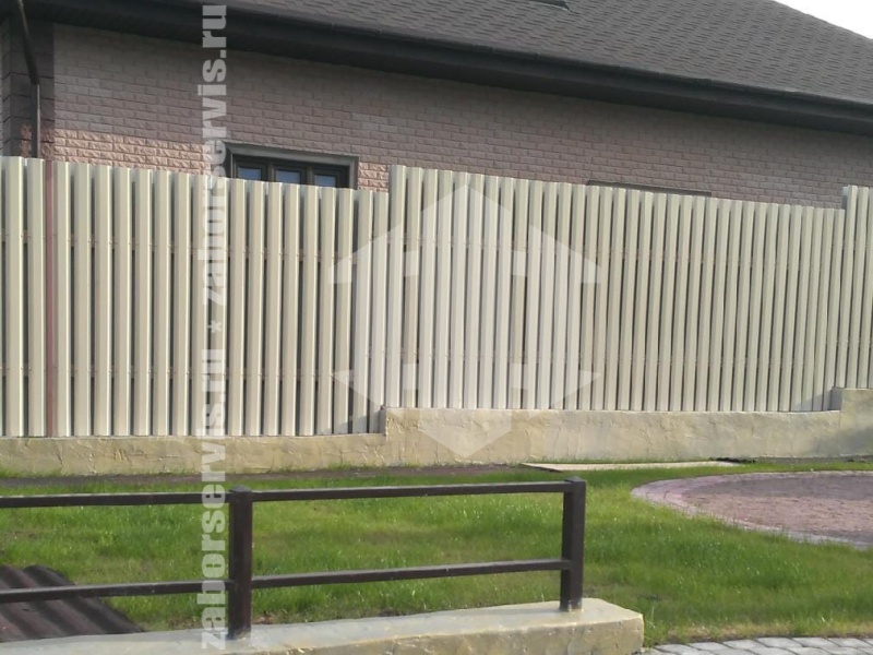 Забор из евроштакетника на ленточном фундаменте 63 метра