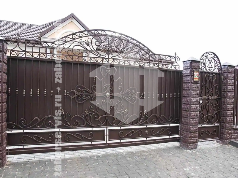 Кованый забор с откатными воротами 46 метров