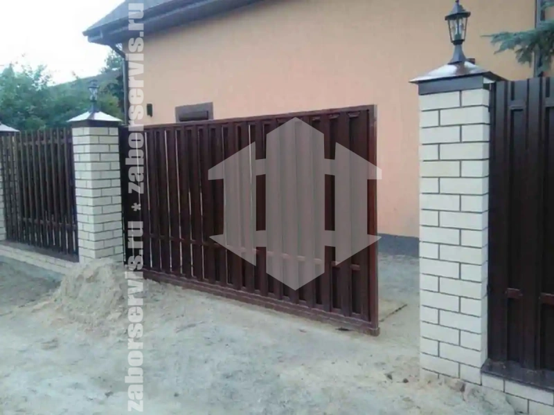 Забор из металлического штакетника с воротами 77 метров