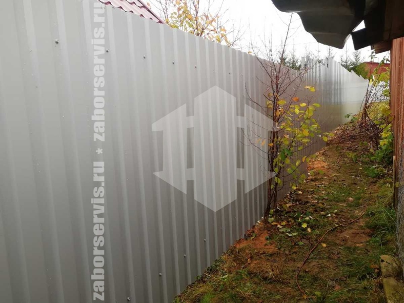 Забор из профнастила с забивными столбами белый 14 соток