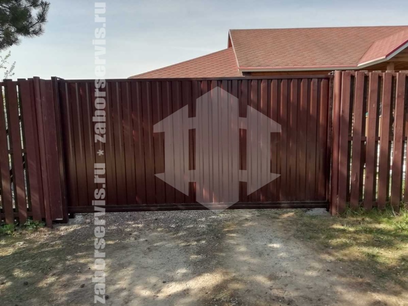 Забор из металлического штакетника с воротами 49 метров