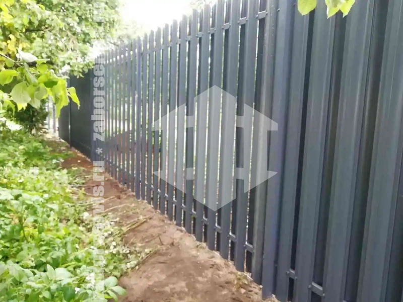 Заборы из металлического штакетника шахматка 50 метров