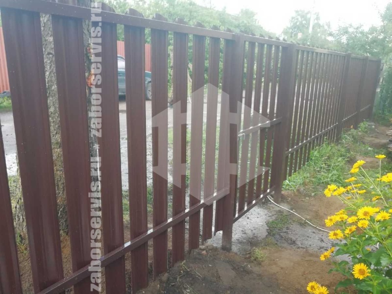 Забор из металлического штакетника коричневый 65 метров