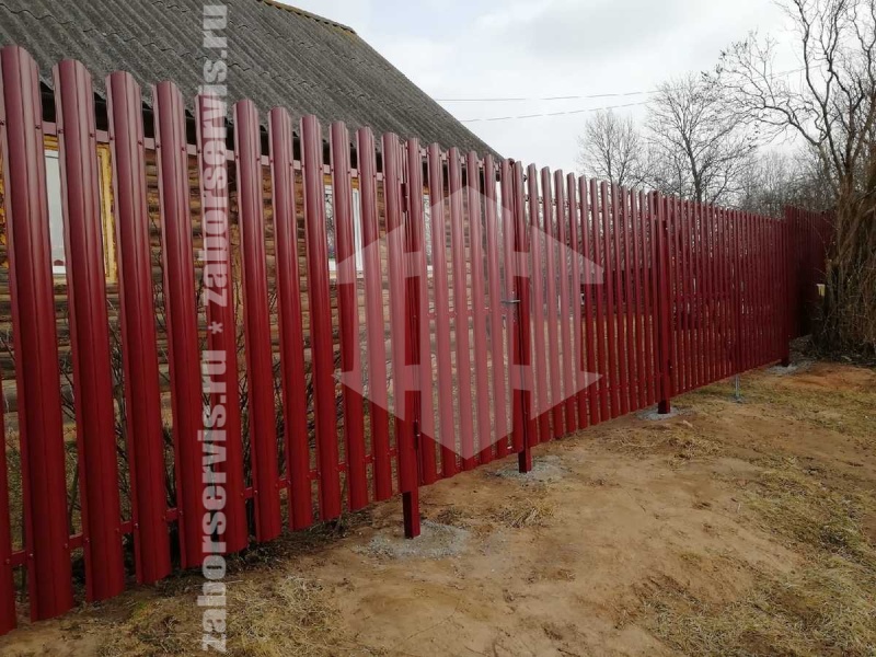 Забор из металлического штакетника для дачи красный 31 метра