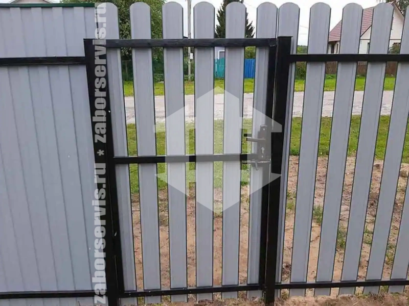 Забор из металлического штакетника с воротами 59 метров