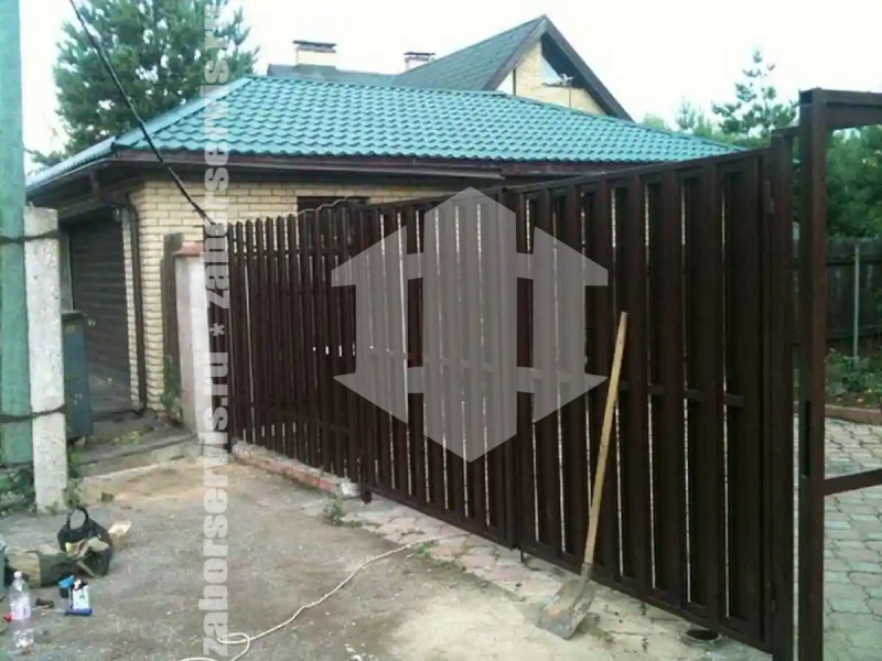 Заборы из металлического штакетника шахматка 76 метров