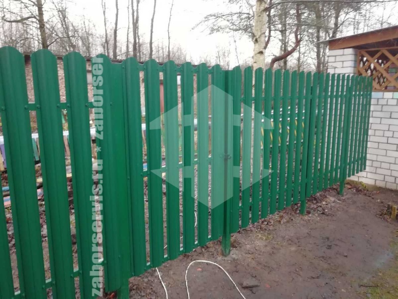 Забор из металлического штакетника зеленый