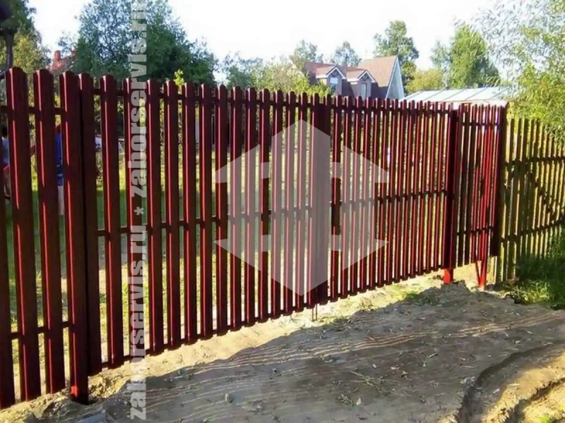 Забор из металлического штакетника красный 43 метра