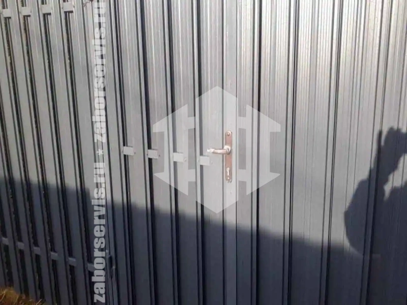 Заборы из металлического штакетника шахматка 83 метра