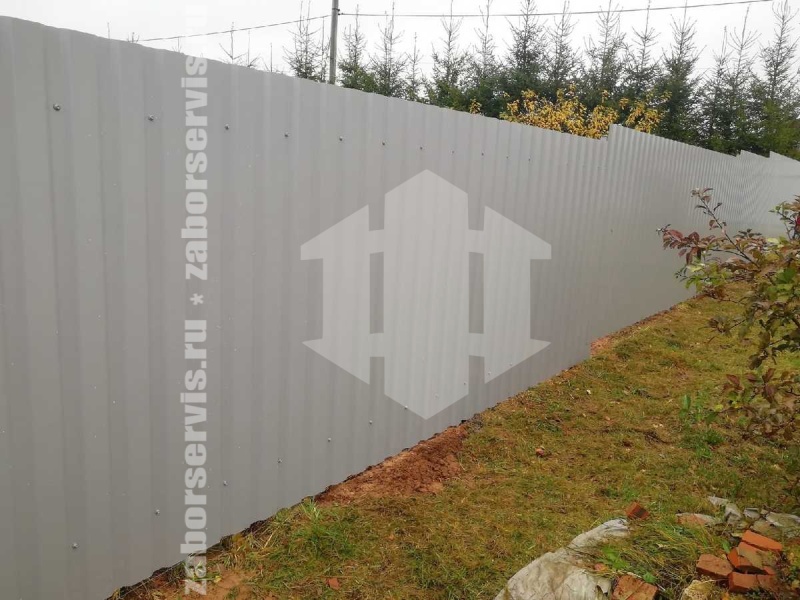 Забор из профнастила с забивными столбами белый 14 соток