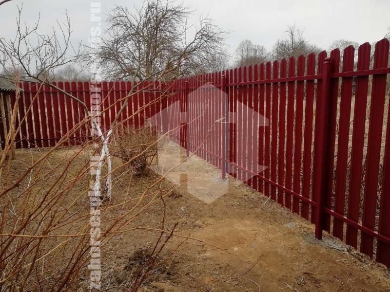 Забор из металлического штакетника для дачи красный 31 метра