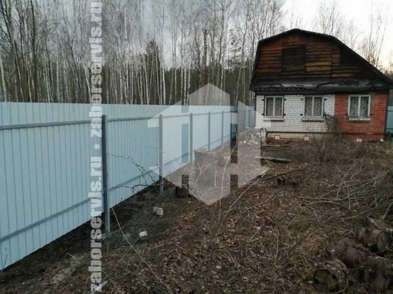 Забор из профнастила под дерево 73 метра