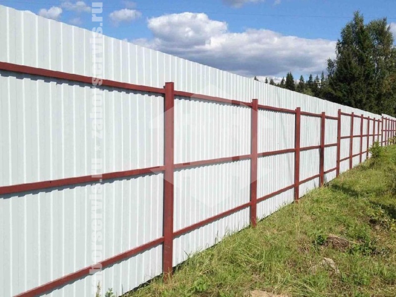 Забор из профнастила с забивными столбами 45 метров