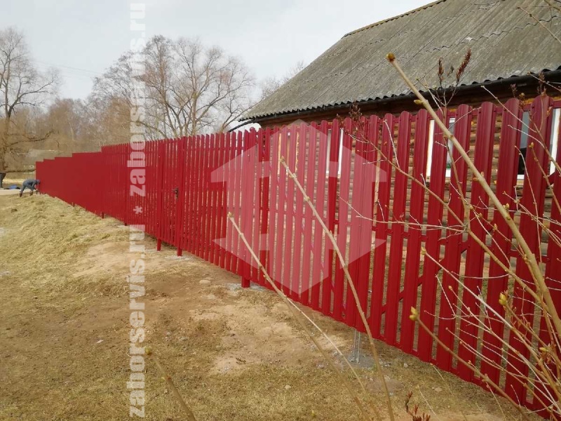 Забор из металлического штакетника для дачи красный 31 метра
