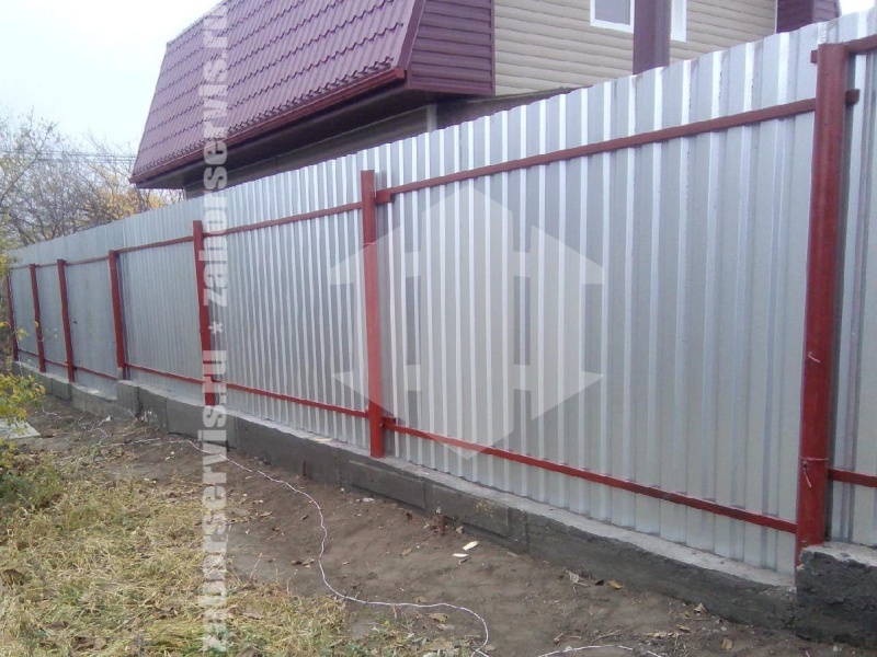 Забор из профнастила на ленточном фундаменте 85 метров