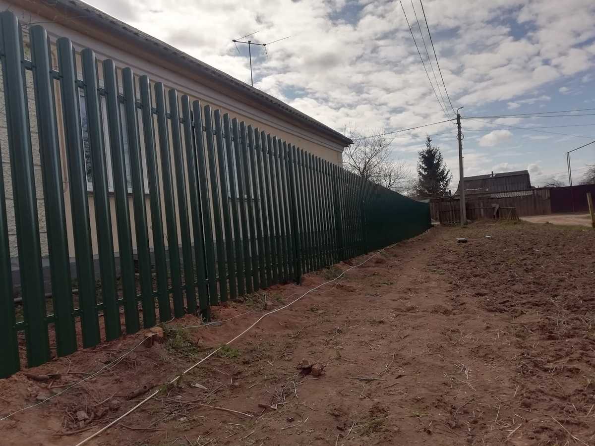 Забор из металлического штакетника зелёный 38 метров