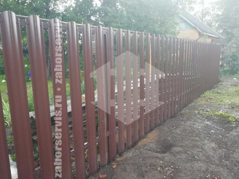 Забор из металлического штакетника коричневый 65 метров