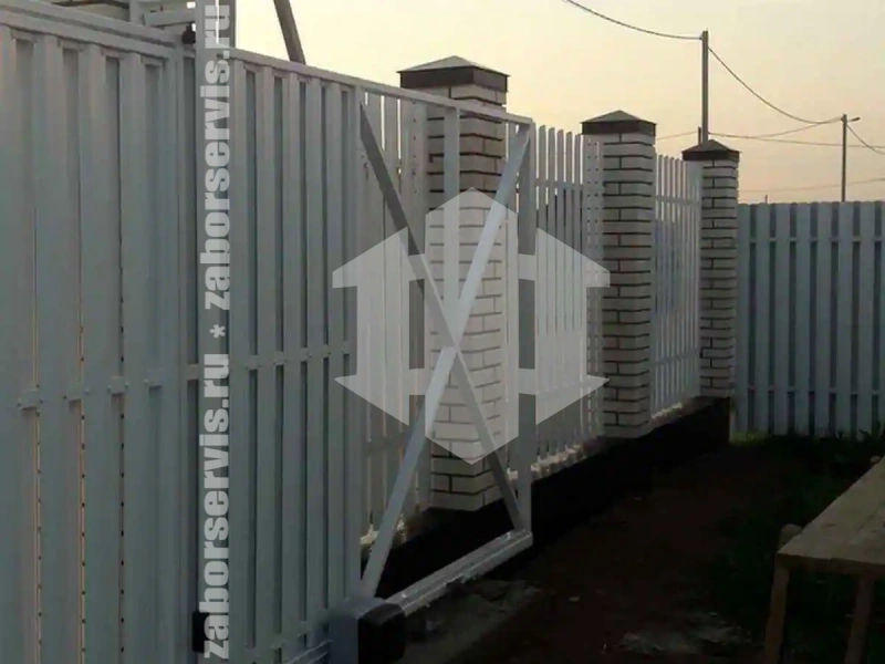 Заборы из металлического штакетника шахматка 84 метра