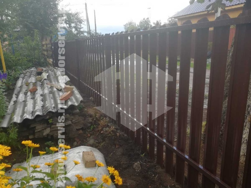 Забор из металлического штакетника коричневый 65 метров