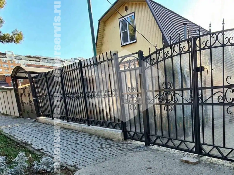 Кованый забор с поликарбонатом 50 метров