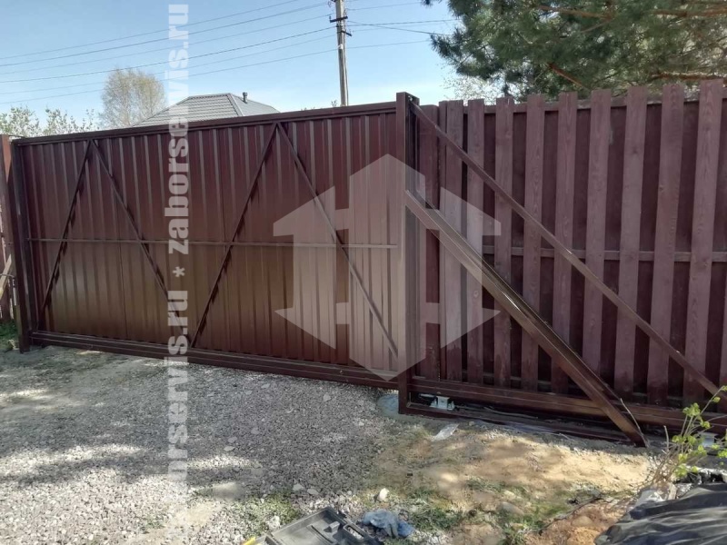 Забор из металлического штакетника с воротами 49 метров