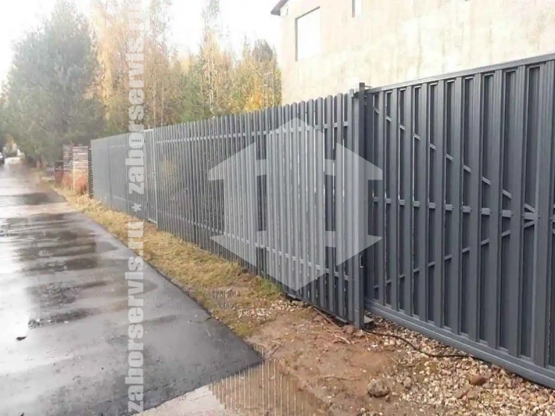 Заборы из металлического штакетника шахматка 83 метра